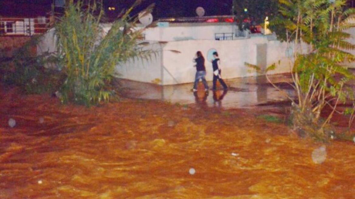 Θεσσαλονίκη: Η πυροσβεστική απεγκλώβισε οκταμελή οικογένεια από πλημμυρισμένο σπίτι 