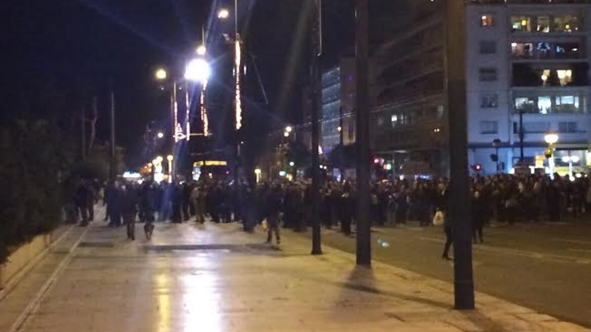 Ολοκληρώθηκε η συγκέντρωση διαμαρτυρίας για τον Ρωμανό έξω από τη Βουλή
