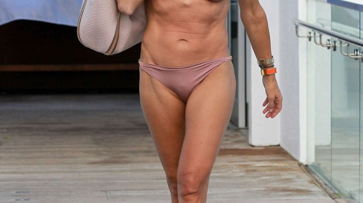 Kelly Bensimon: Με καυτό μπικίνι στο Μαϊάμι