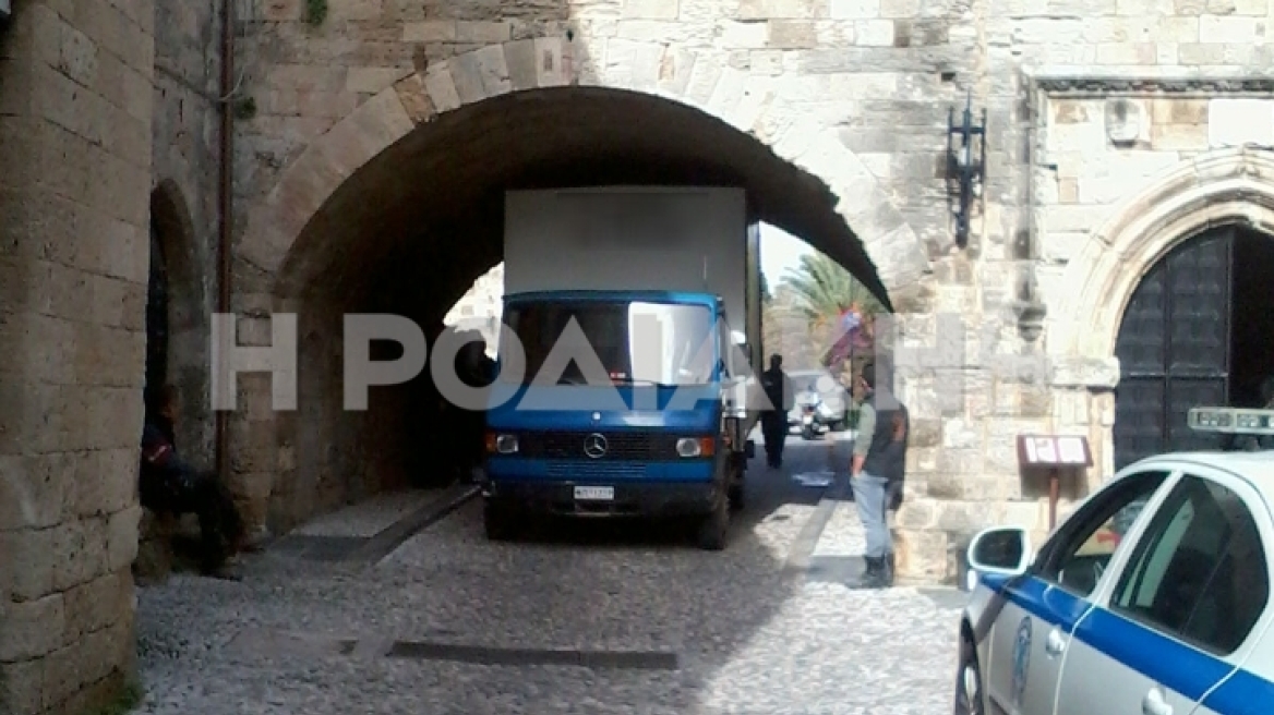 Ρόδος: Φορτηγό «φράκαρε» στην είσοδο της Παλιάς Πόλης