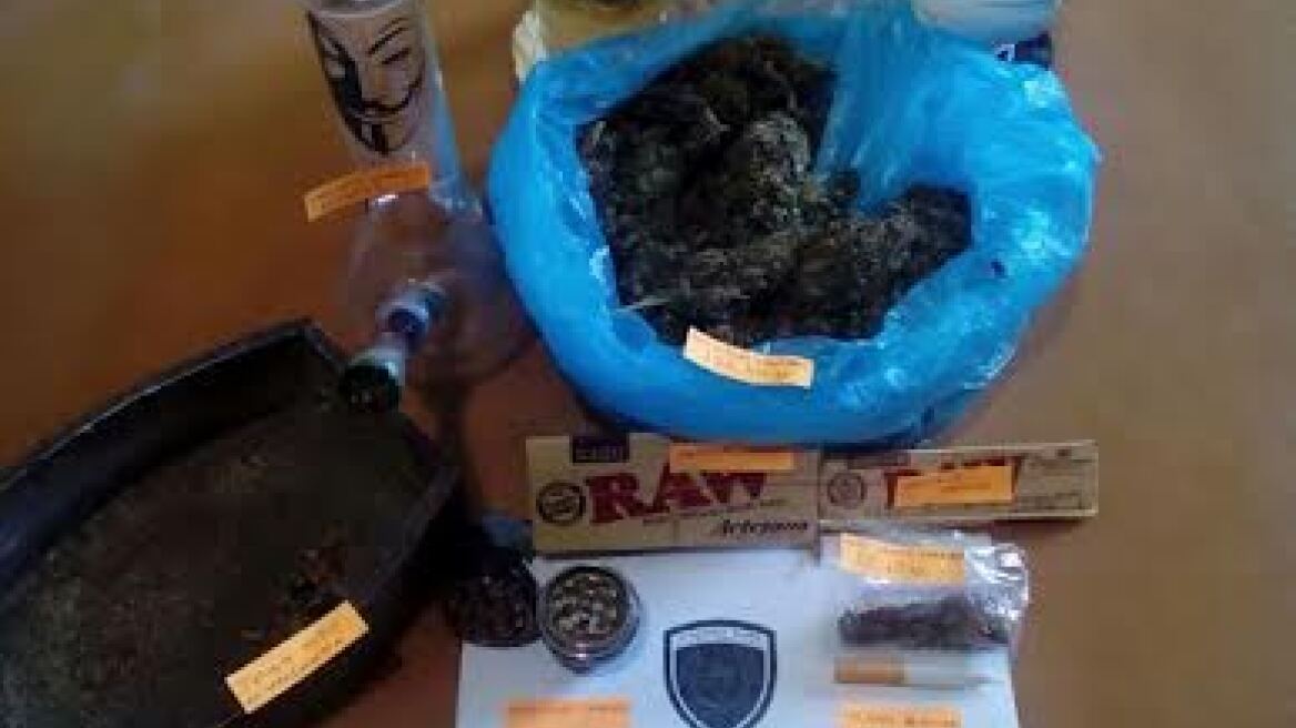 Κρήτη: Το μαχαίρι αποκάλυψε... ναργιλέδες και χασίς!