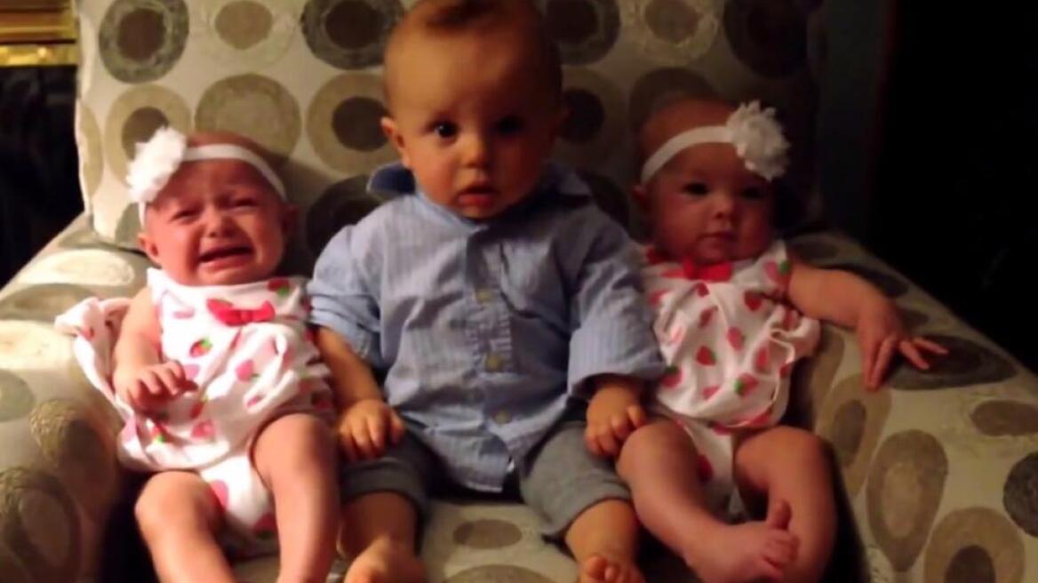 Δείτε βίντεο: Τι κάνει ένας μπόμπιρας ανάμεσα σε δύο... ίδιες γυναίκες!