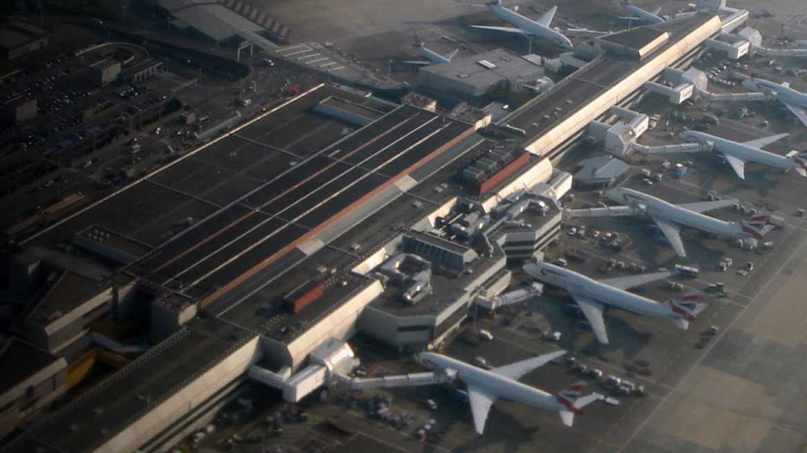 Χάος στις αερομεταφορές - Ανοίγει σταδιακά ο εναέριος χώρος του Λονδίνου