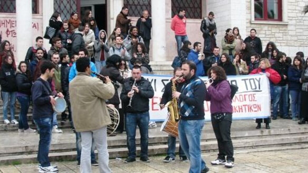 Παραμένει σε κατάληψη το Τμήμα Μουσικής Άρτας