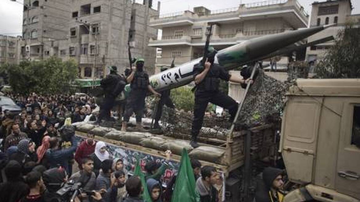 Γάζα: Παρέλαση 2.000 ανδρών της Χαμάς με βαρύ οπλισμό