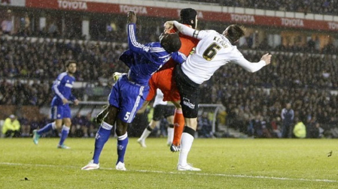 Βίντεο: Ο Τσεχ τραυμάτισε συμπαίκτη του με το... κράνος!