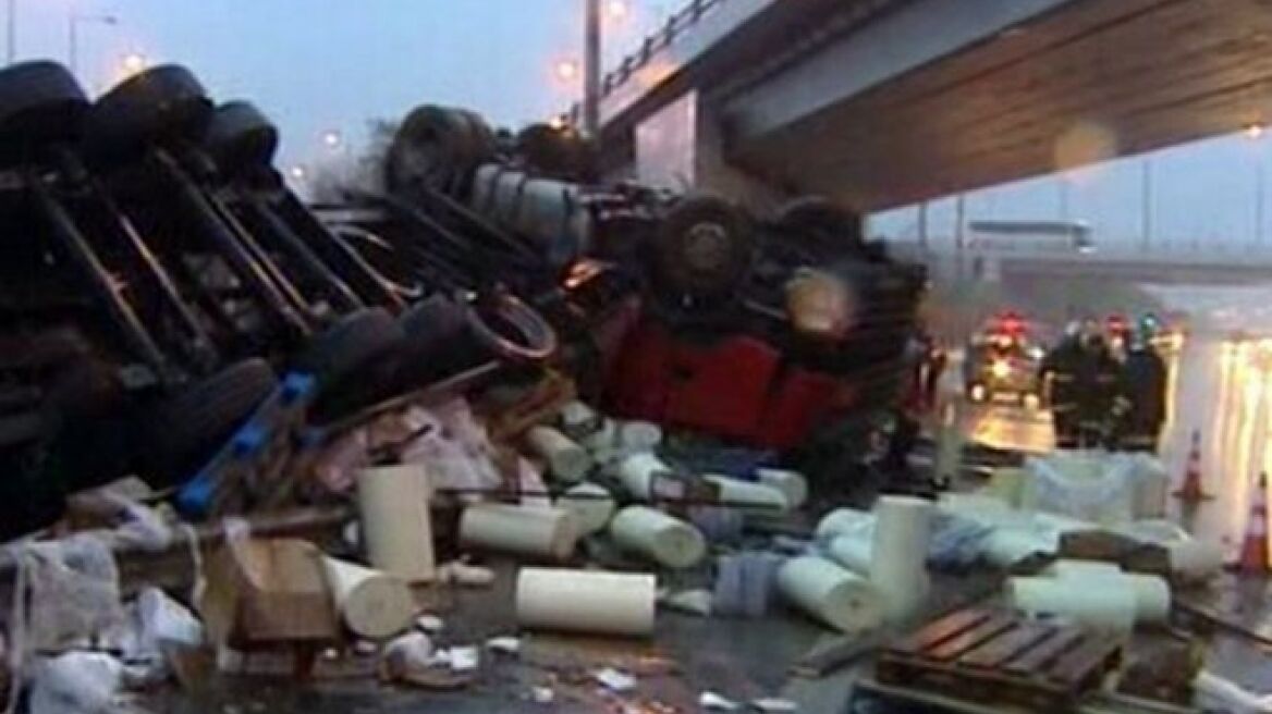 Ανατροπή νταλίκας με χημικά στην Εγνατία Οδό