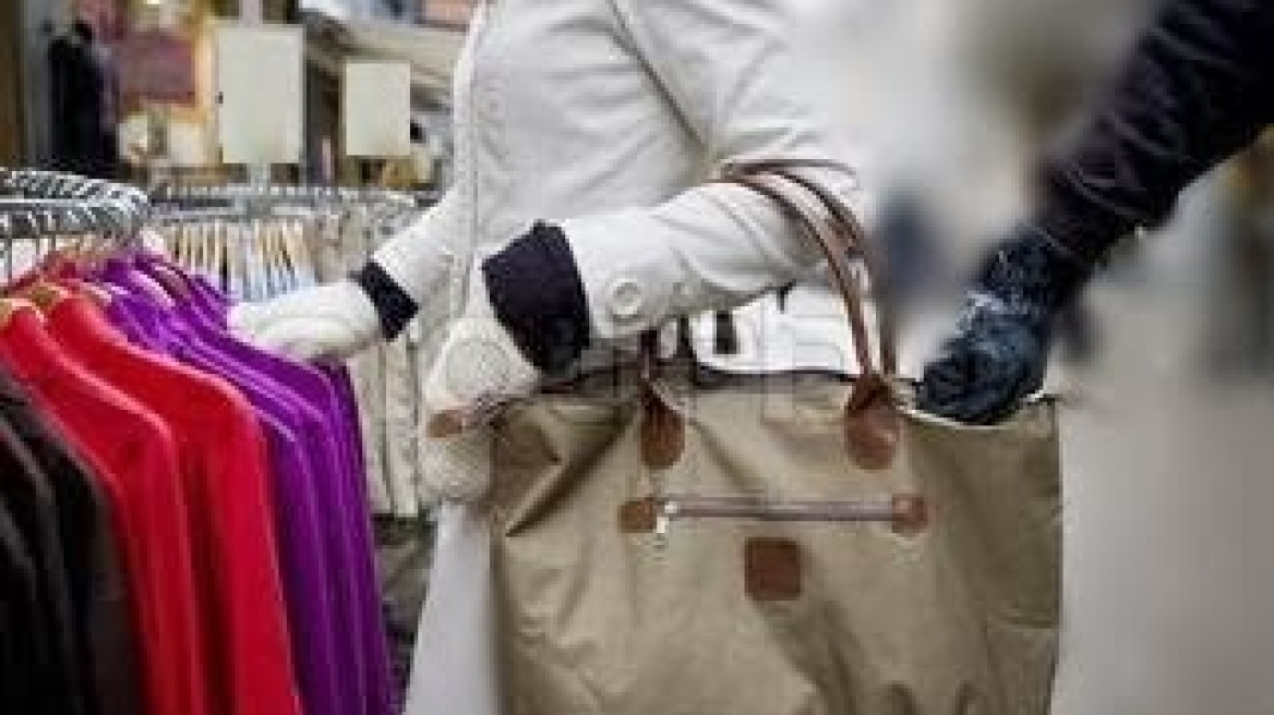 Έκλεβε καλύτερα με… λειψά δάχτυλα! 