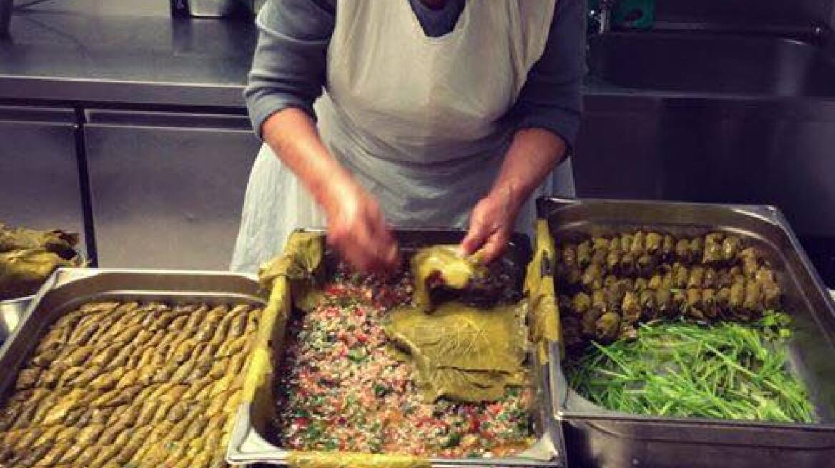 Γιατί η μάνα του Σταύρου Θεοδωράκη τυλίγει 370 ντολμαδάκια την ημέρα;