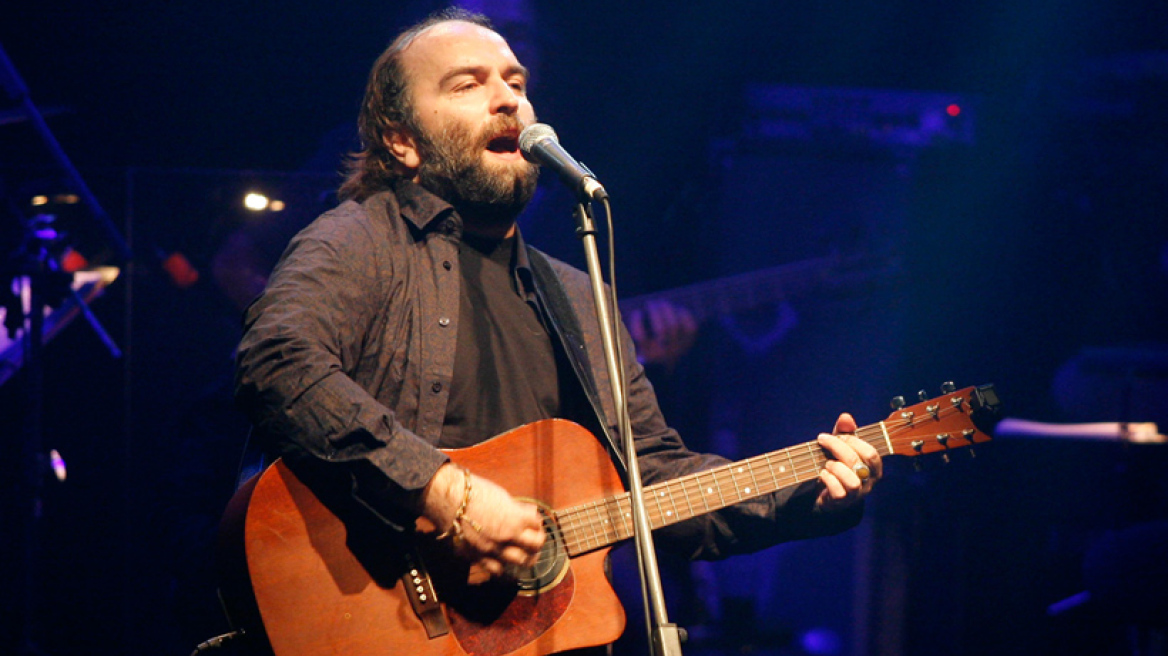 Μπάμπης Στόκας: Θα προτιμούσα να ζητήσω δανεικά από το να γράψω τραγούδι στην Πάολα