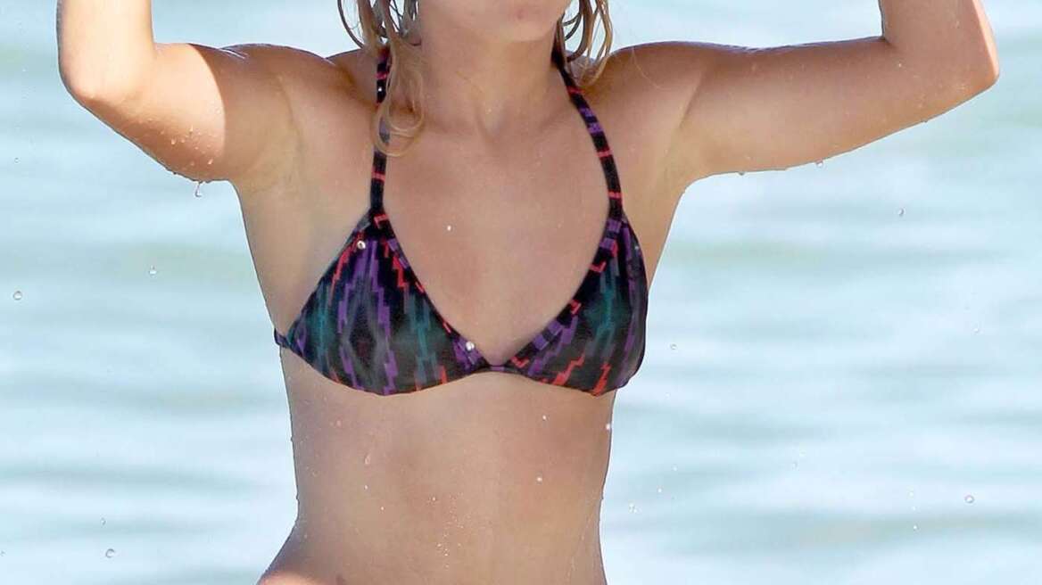 AnnaSophia Robb: Δαμάζοντας τα κύματα στη Χαβάη