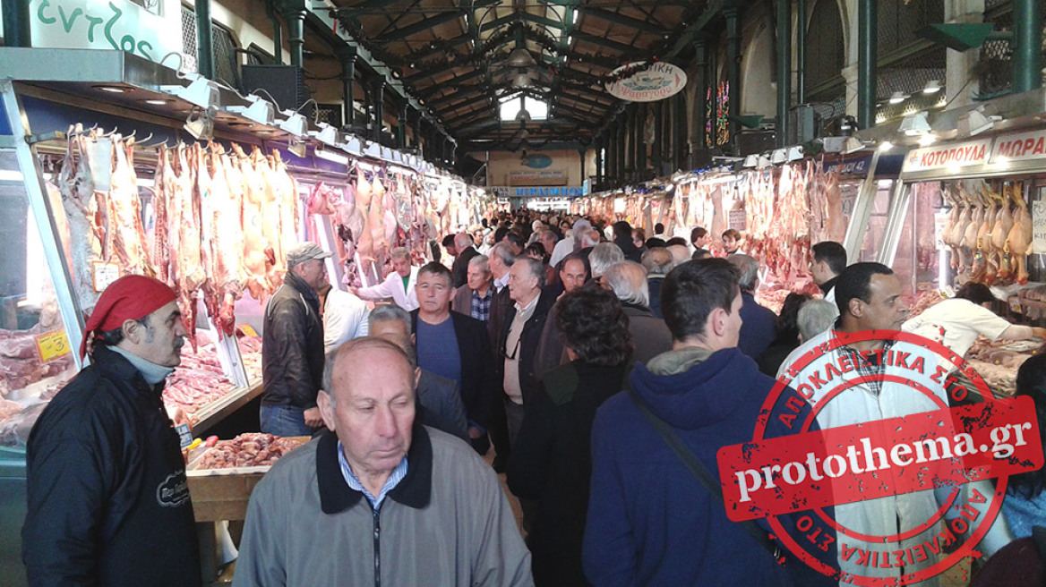 Οι καταναλωτές πλημμύρισαν τη Βαρβάκειο Αγορά