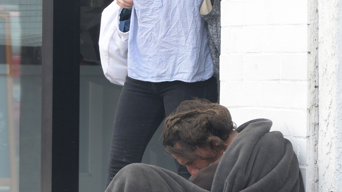 Drew Barrymore: Αποφεύγει τον άστεγο ή τον... paparazzo;