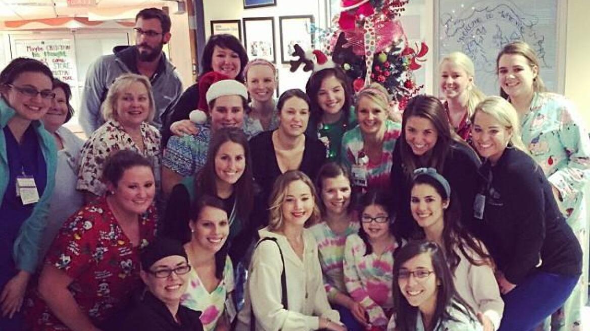 Κοντά σε άρρωστα παιδάκια η Jennifer Lawrence