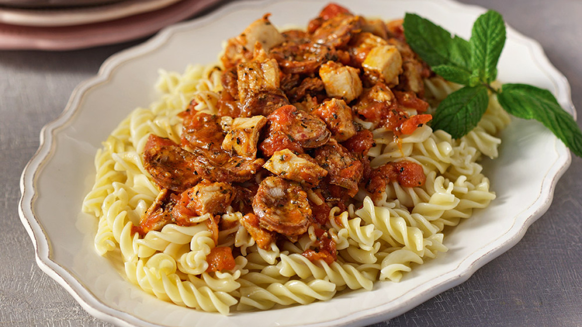 Ζυμαρικά με μπουκίτσες κοτόπουλου και λουκάνικο Τρικάλων