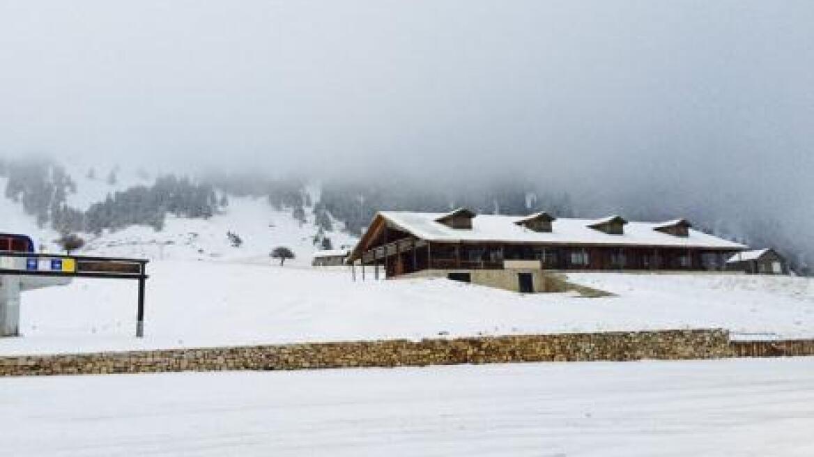 Καλάβρυτα: Πέφτει χιόνι στον Χελμό