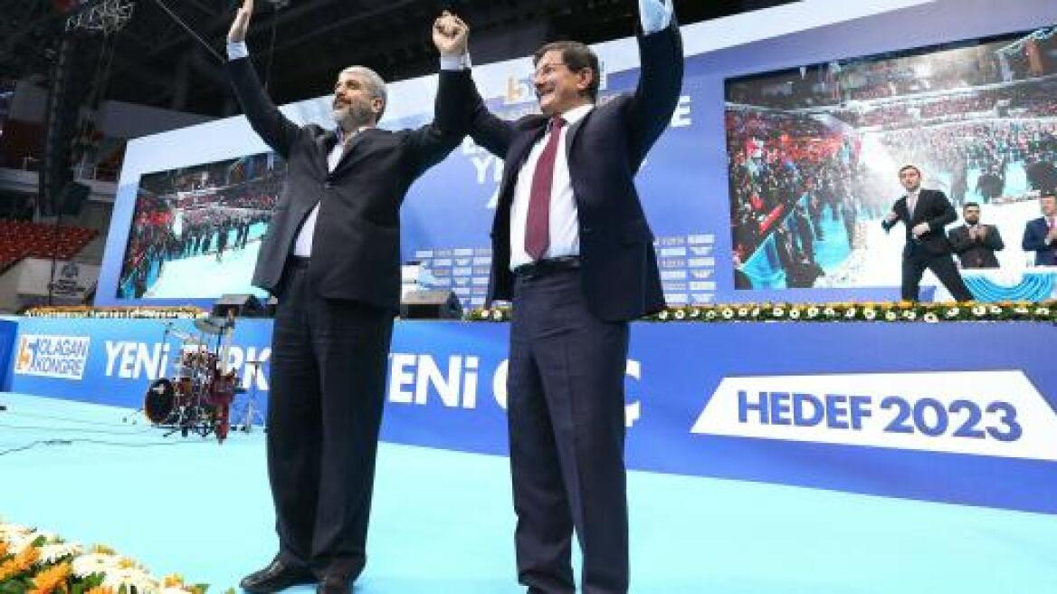 Τουρκία: Χέρι χέρι ο Νταβούτογλου με τον ηγέτη της Χαμάς στην Τουρκία