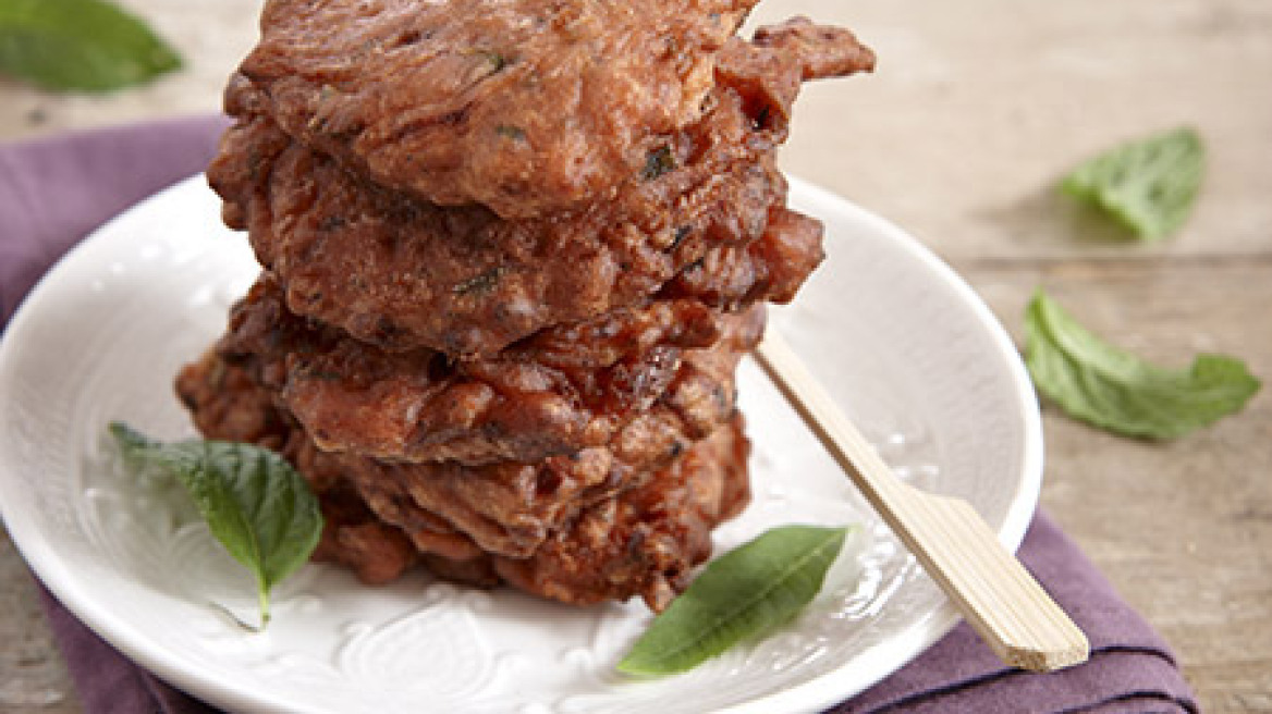 Παντζαροτηγανίτες με πικάντικο γιαούρτι