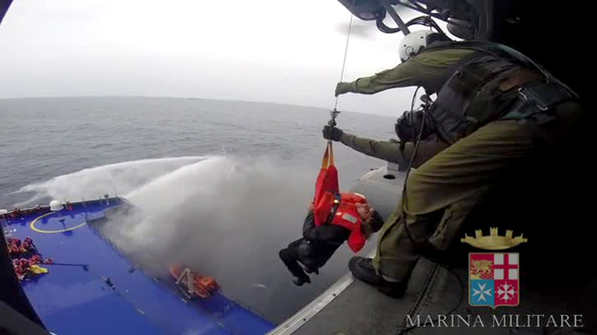 Έπτα νεκροί - Εβγαλαν όλους τους επιβάτες από το Norman Atlantic 