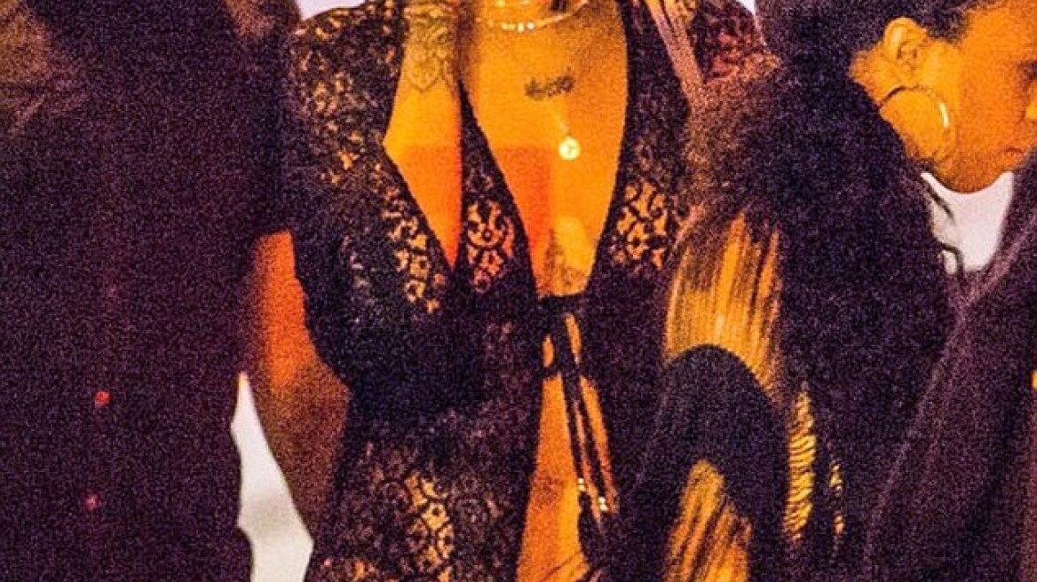 Rihanna: Γδύθηκε και πήγε σε πάρτι