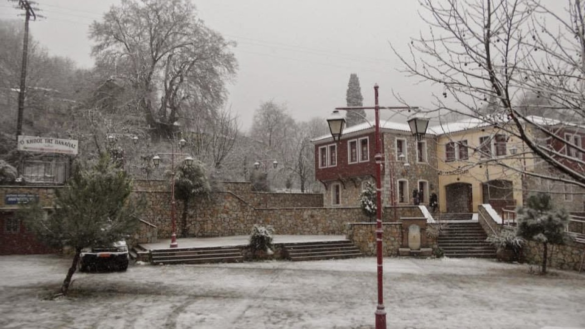 Φωτογραφίες: Χιονίζει στη Λέσβο από το μεσημέρι