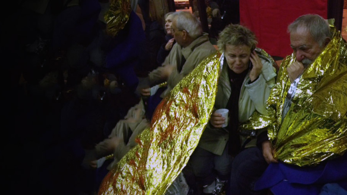 Μπρίντιζι: Με δάκρυα χαράς στις αγκαλιές των συγγενών τους οι διασωθέντες