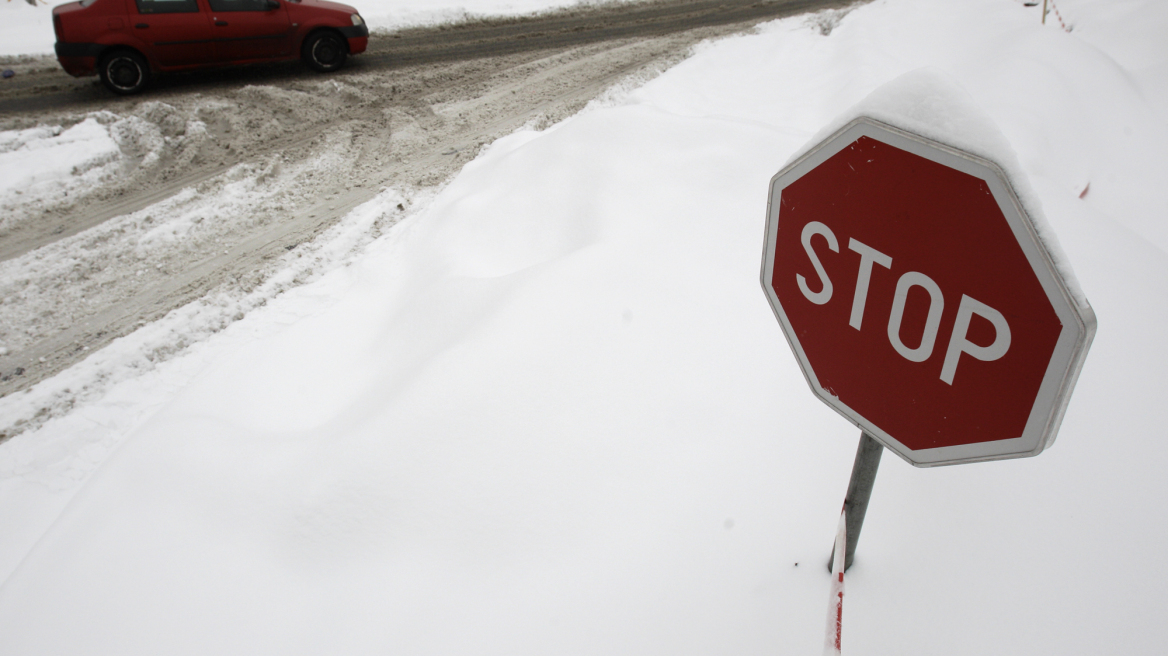 Διακόπηκε η κυκλοφορία λόγω χιονόπτωσης στη Λεωφόρο Πάρνηθος