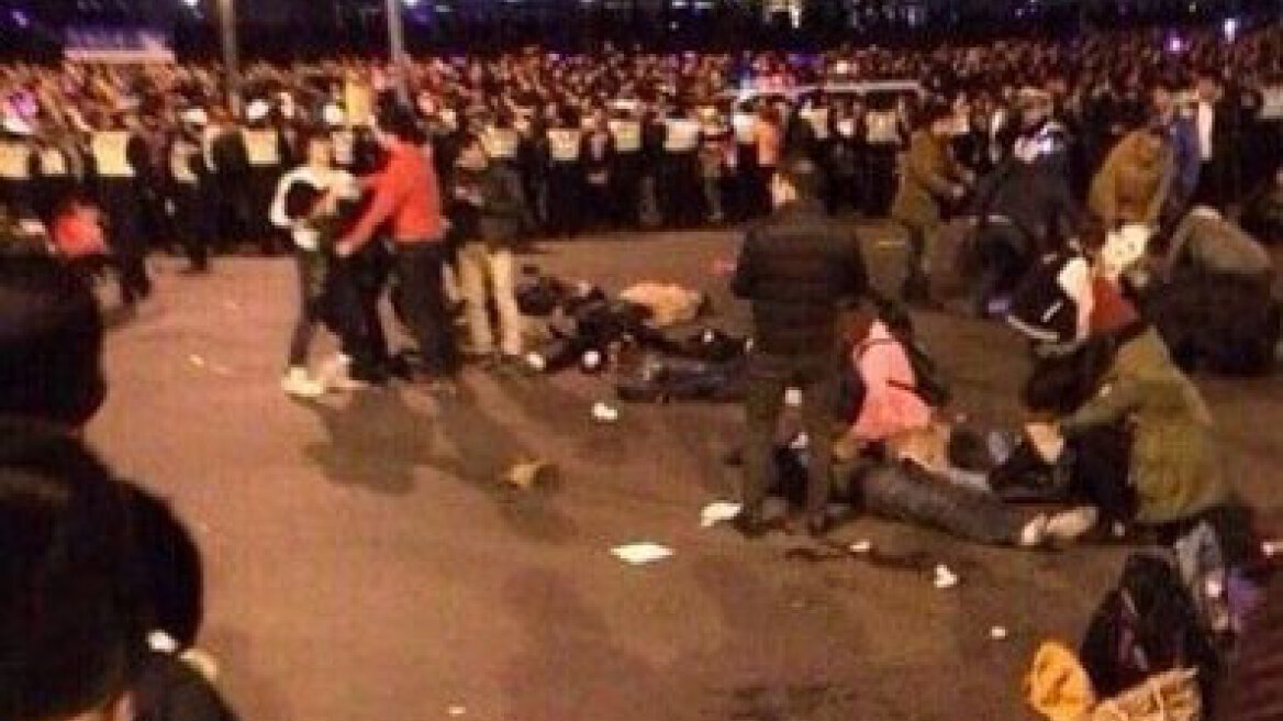 Τραγωδία την Πρωτοχρονιά στη Σαγκάη: 35 άνθρωποι ποδοπατήθηκαν μέχρι θανάτου