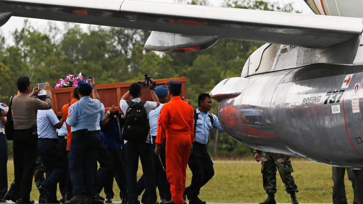 Πτήση AirAsia: Η κακοκαιρία δεν επιτρέπει την περισυλλογή των σορών