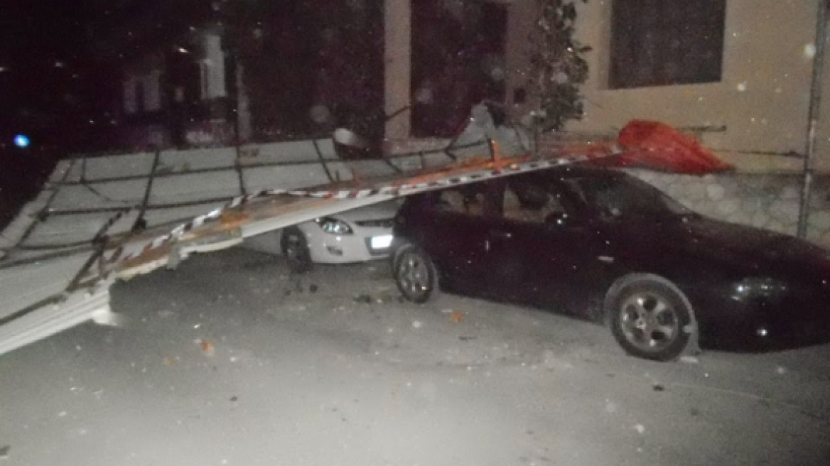 Γιάννενα: Στέγαστρο έπεσε πάνω σε αυτοκίνητα