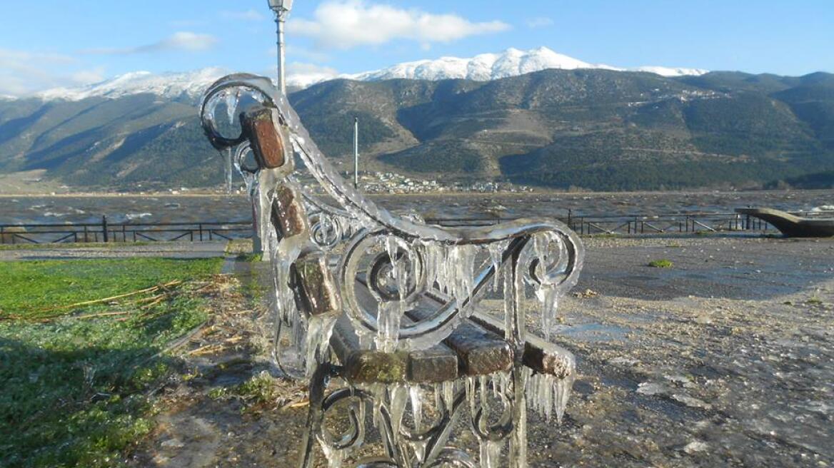 Φωτογραφίες: Ο πάγος μετέτρεψε σε «έργα τέχνης» τα παγκάκια στη Λίμνη των Ιωαννίνων