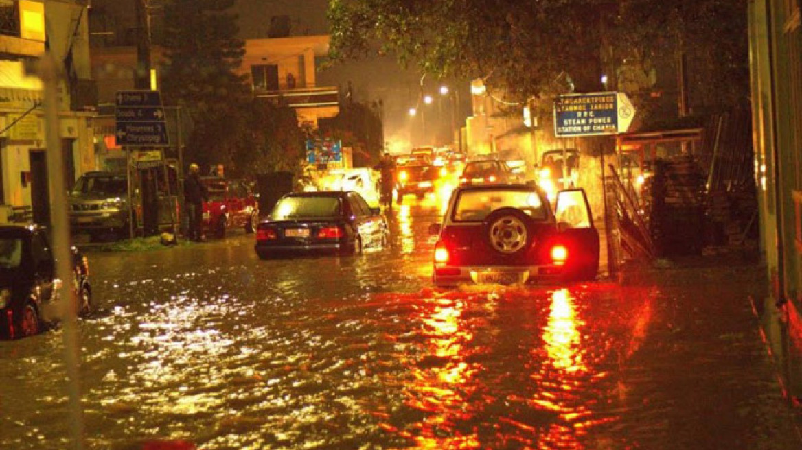 Χανιά: Ποτάμια οι δρόμοι από την καταιγίδα της Πρωτοχρονιάς