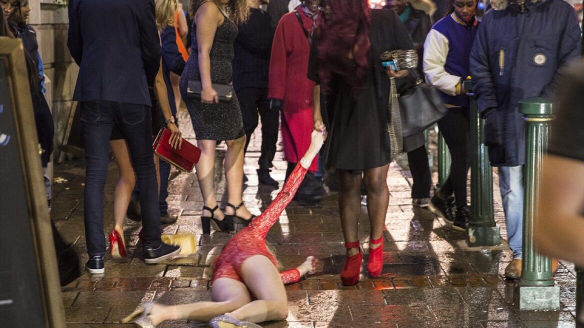 Τήρησαν την παράδοση οι Βρετανοί: Μεθυσμένοι στους δρόμους την Πρωτοχρονιά