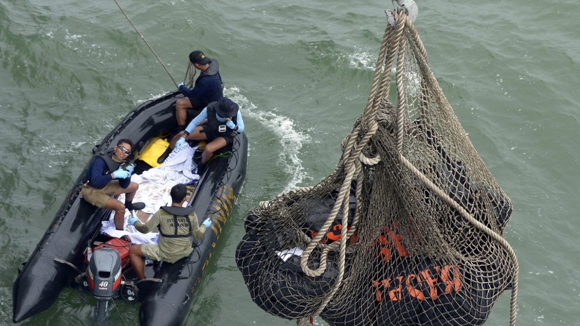 AirAsia: Δύτες ξεκίνησαν και πάλι τις προσπάθειες εντοπισμού του αεροσκάφους