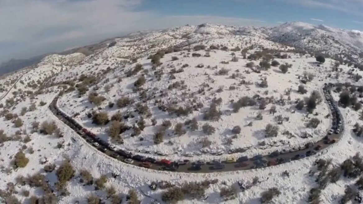 Βίντεο: Ουρά χιλιομέτρων για μια χιονόμπαλα στα Ανώγεια