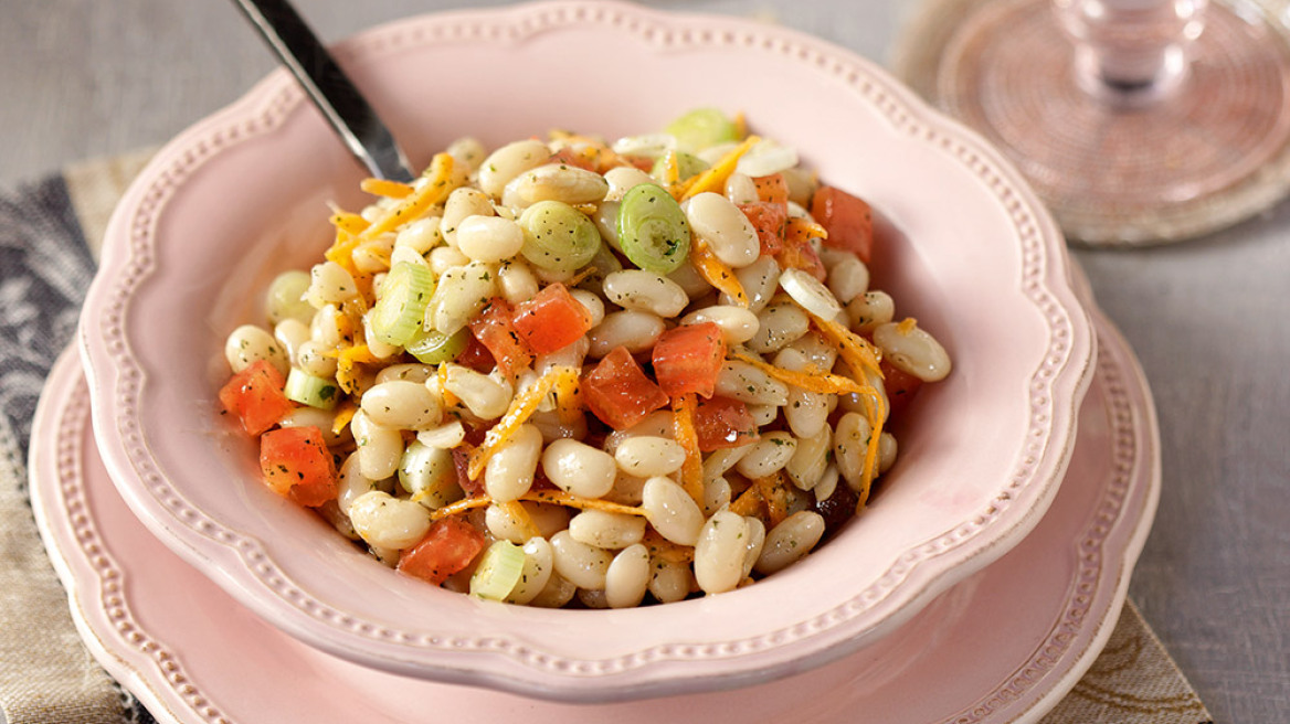 Σαλάτα με άσπρα φασόλια, μπέικον και σάλτσα μουστάρδας