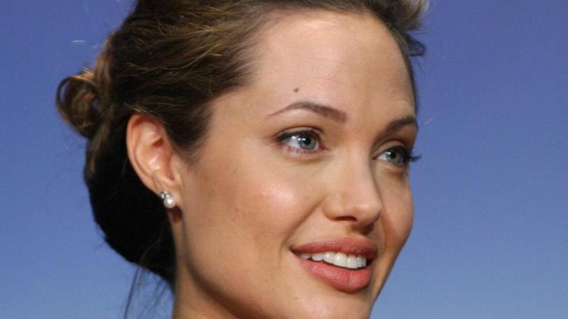 Η Jolie ξεσπά σε κλάματα on-air στο γαλλικό ραδιόφωνο