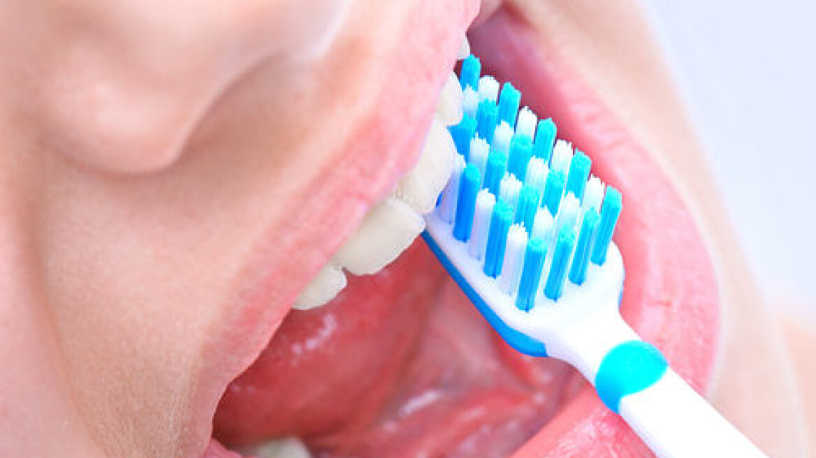 Πώς βουρτσίζουμε σωστά τα δόντια μας; 