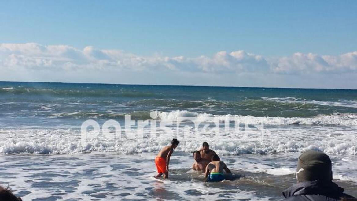 Ηλεία: Η θάλασσα «κατάπιε» τον Σταυρό στη Ζαχάρω!