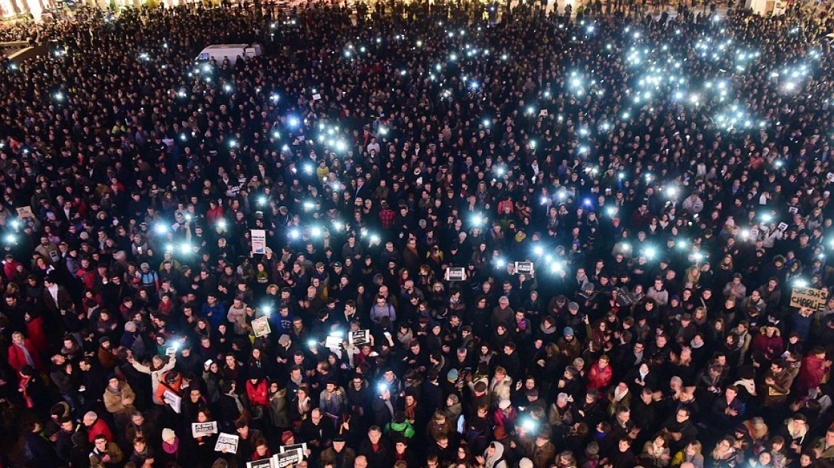 Ολονυχτία στο Παρίσι για τα θύματα της επίθεσης