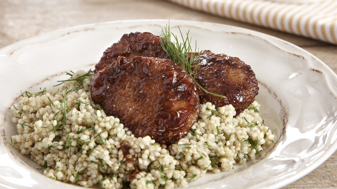 Ψαρονέφρι με βαλσαμικό και μαυροδάφνη, σερβιρισμένο με κινόα