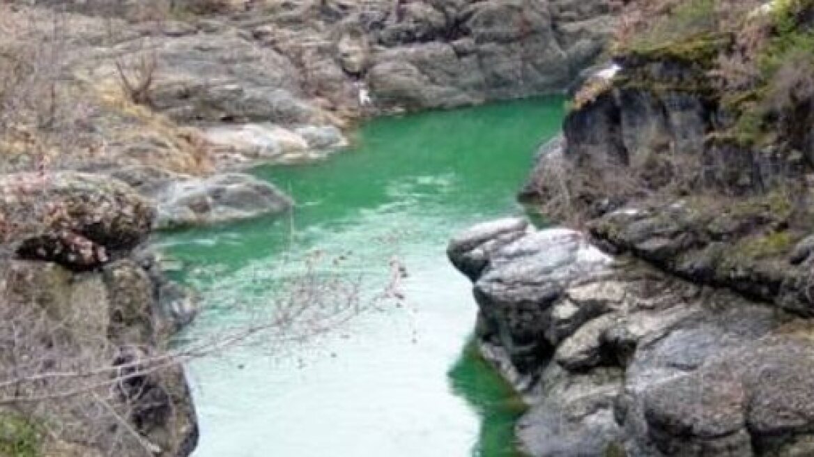 Πάγωσαν τα νερά ποταμού στα Τρίκαλα