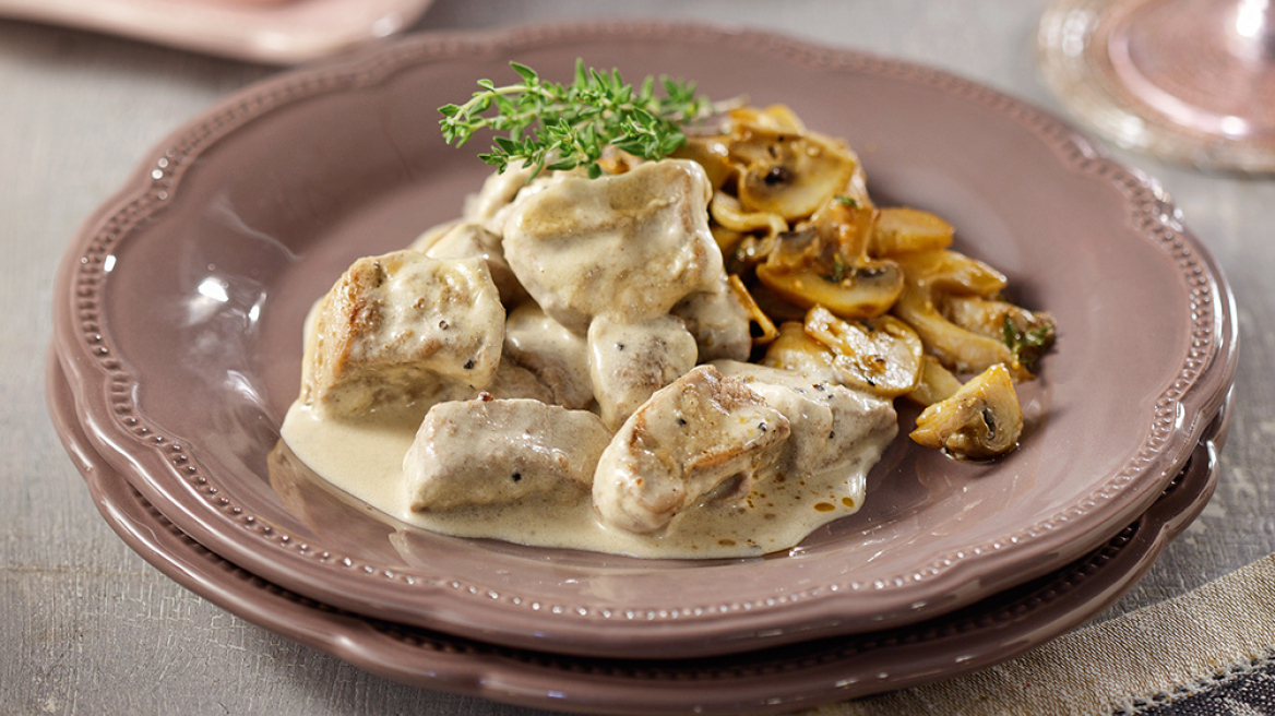 Ψαρονέφρι με ροζ σάλτσα και γαρνιτούρα μανιταριών με θυμάρι