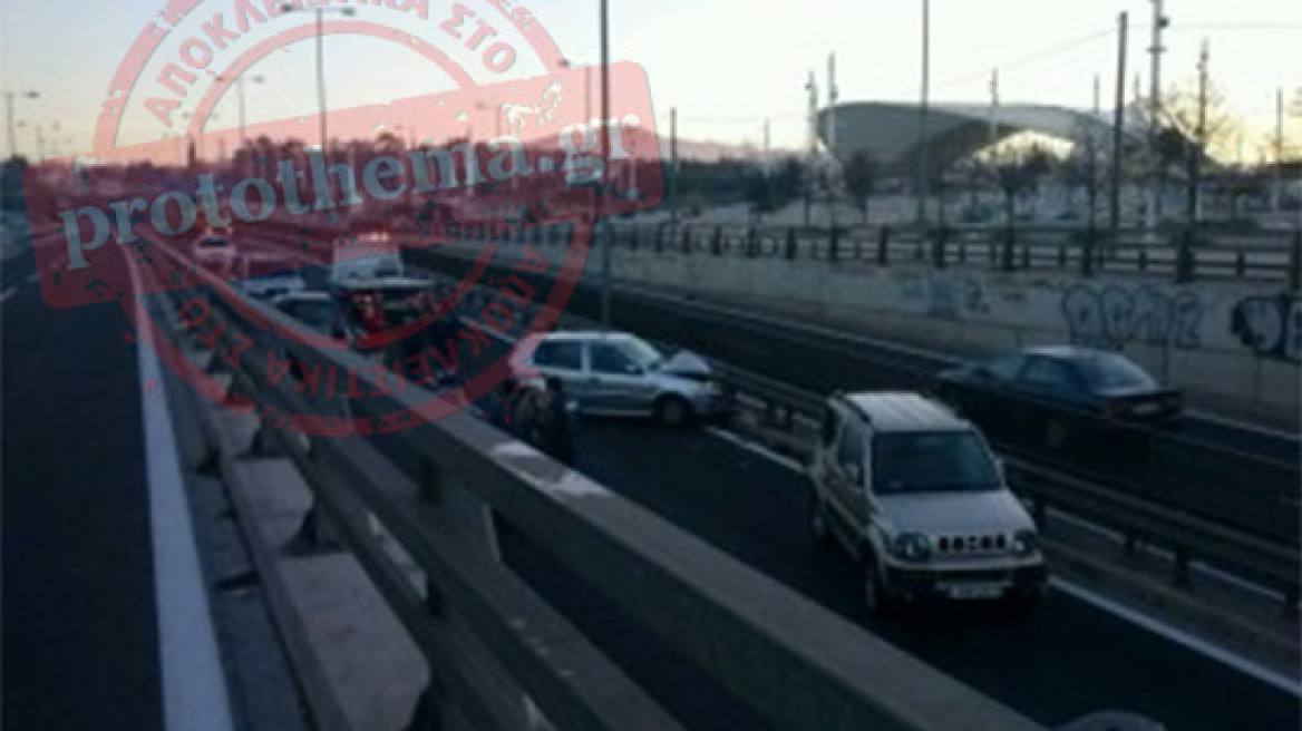 Δείτε φωτογραφίες: «Συγκρουόμενα» στην λεωφόρο Κύμης