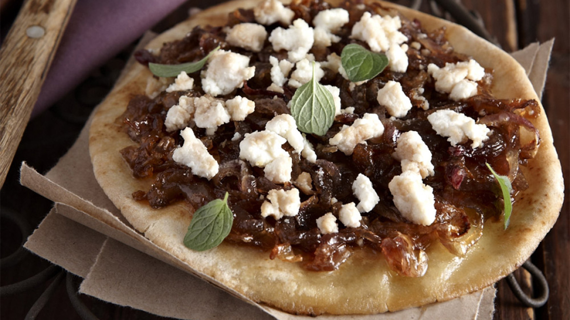 Πίτσα με αραβική πίτα και καραμελωμένα κρεμμύδια