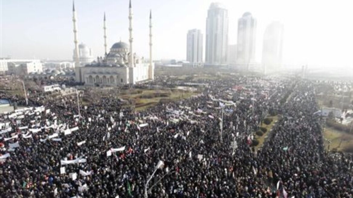 800.000 διαδήλωσαν κατά της Charlie Hebdo στην Τσετσενία