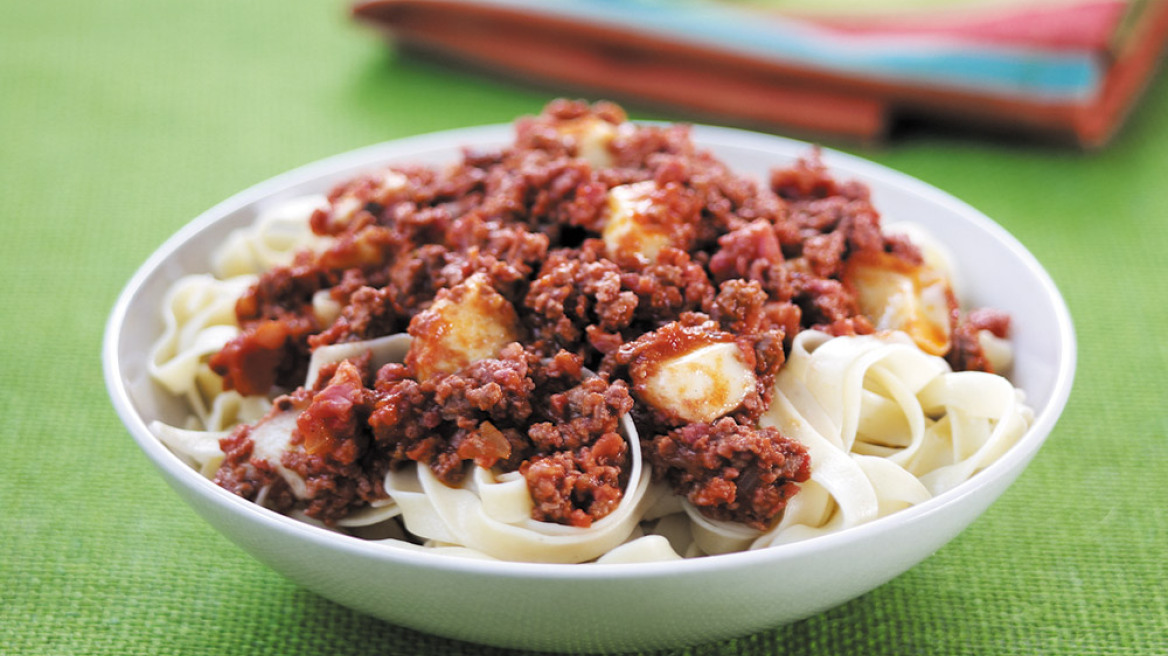 Ταλιατέλες με πικάντικη σάλτσα από λουκάνικα