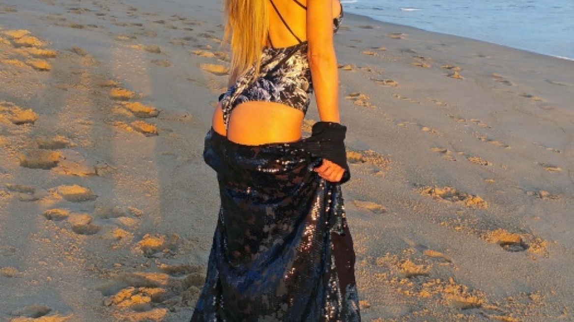 Carmen Electra: Με κορμάκι σε παραλία