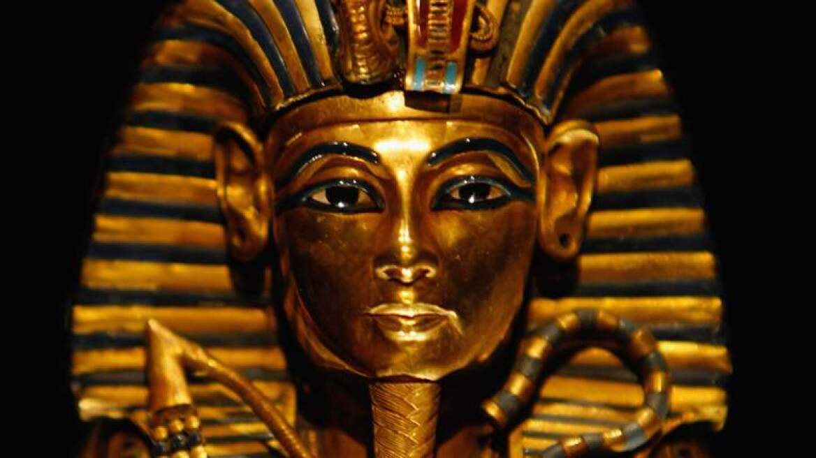 Απίστευτη γκάφα: Έβαλαν «σούπερ - κόλλα» στο σπασμένο μούσι της Μάσκας του Τουταγχαμών!