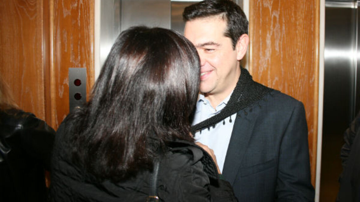 Τσίπρας: Με κρητικό σαρίκι κάνει βόλτα στα Χανιά 